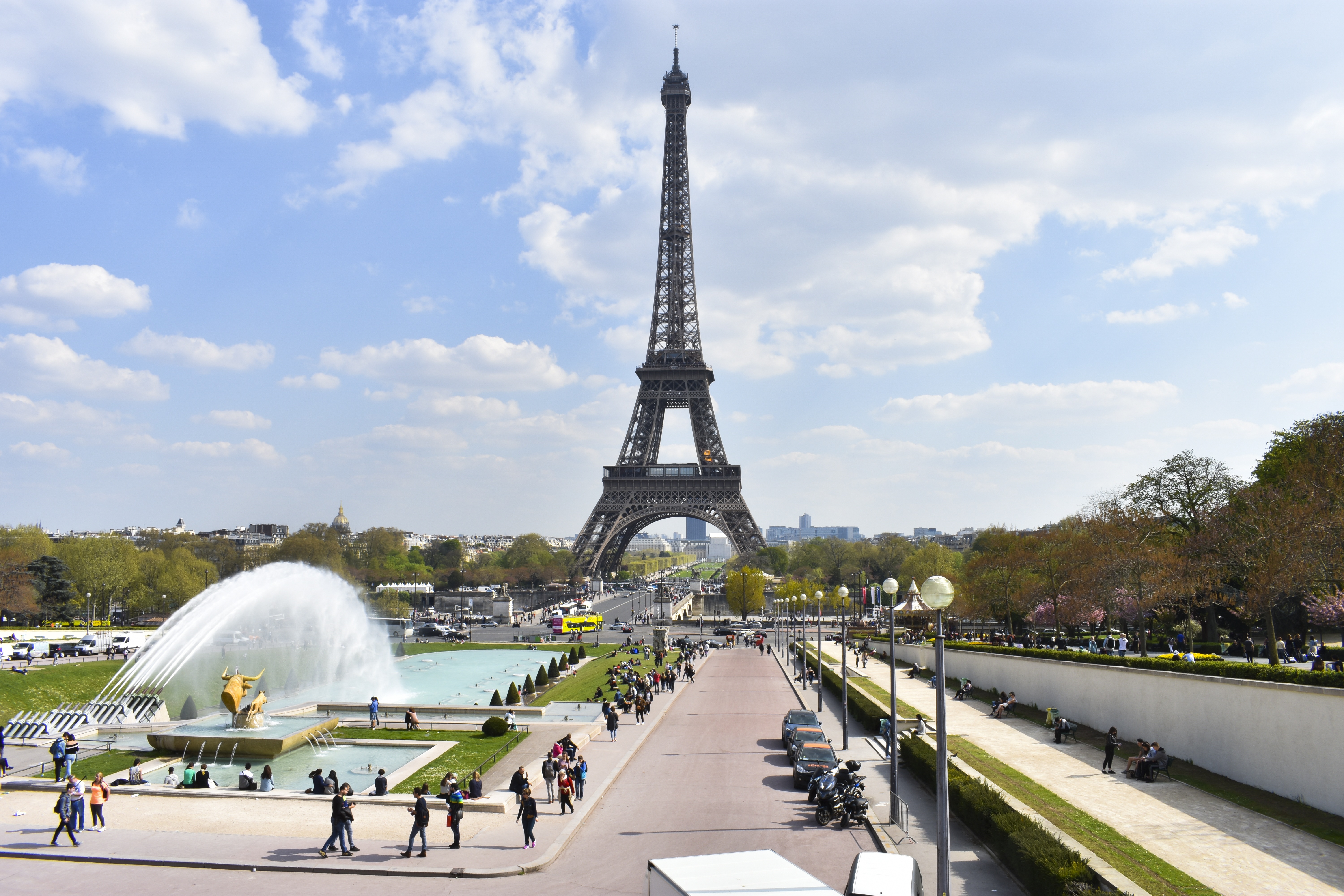 Окрестности парижа. Эйфелева башня в Париже. Эйфель башня Франция. Достопримечательности Франции Эйфелева башня. Лувр и Эйфелева башня.