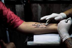 girl does tattoos in the salon
