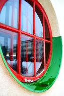 Window Round red green