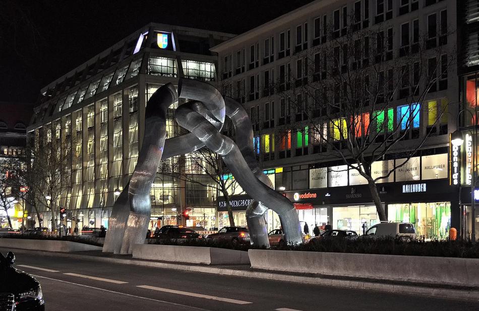 sculpture on KurfÃ¼rstendamm boulevard in Berlin