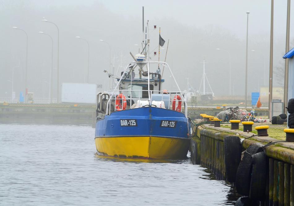 Port Fishing Boat Fog Early