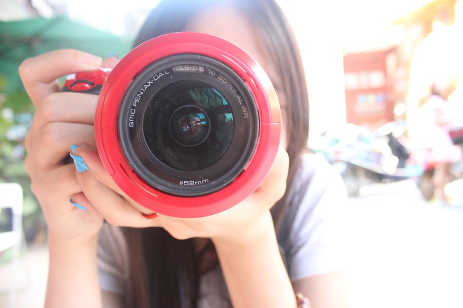 camera red in hand