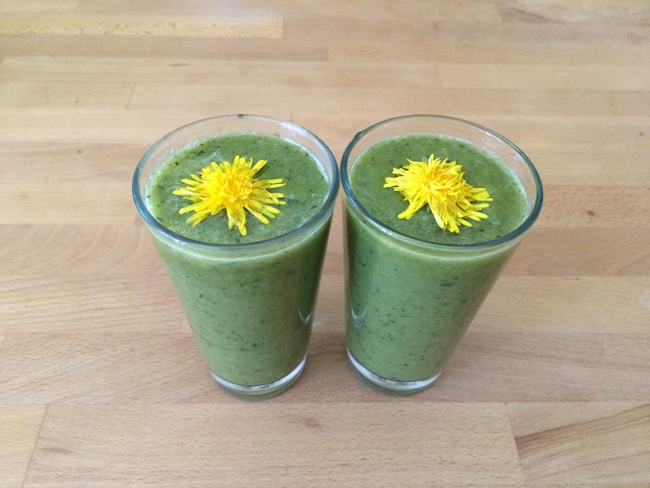 healthy smoothies decorated with flowers