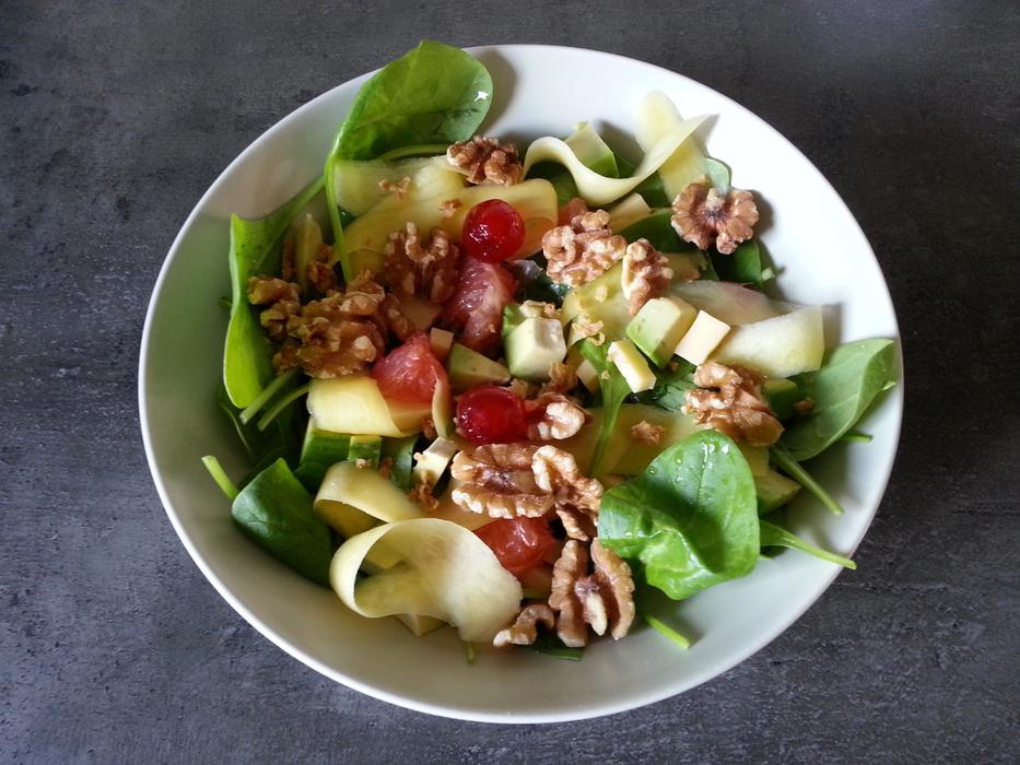 Nut and vegetable salad
