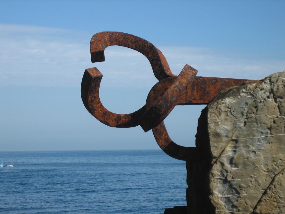 Vientos Sculpture and sea