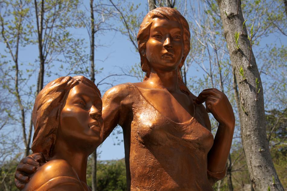 bronze sculptures couple park
