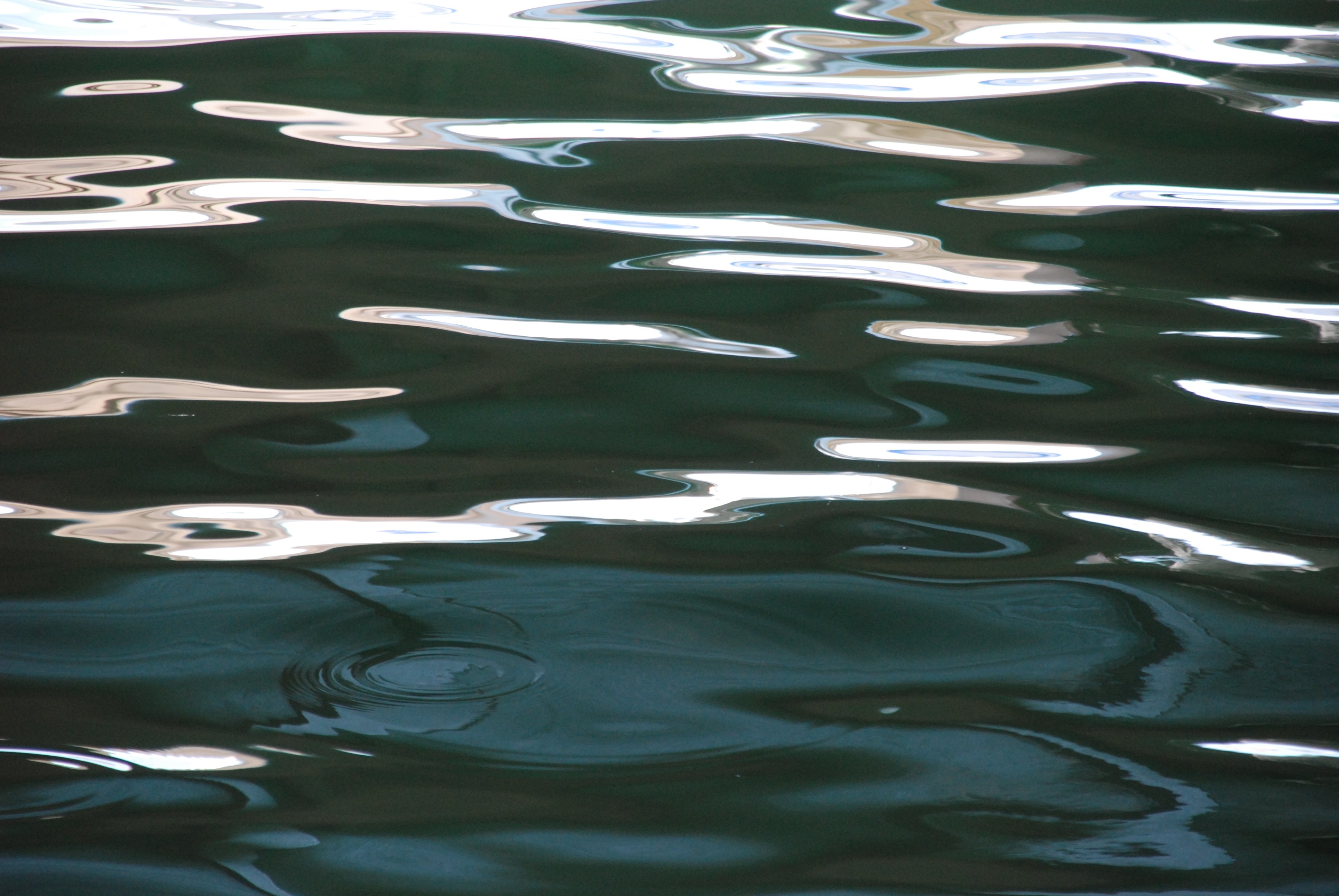 Поверхность над водой. Зеркальная гладь воды. Зеркальная поверхность воды. Зеркальная поверхность моря. Отражающая гладь воды.