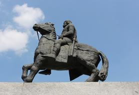 statue of a king on horseback in profile