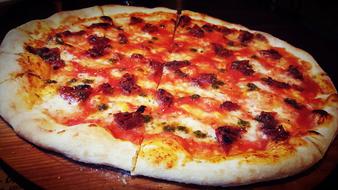 tomato pizza is delicious