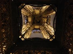 golden elements in the architecture of the eiffel tower