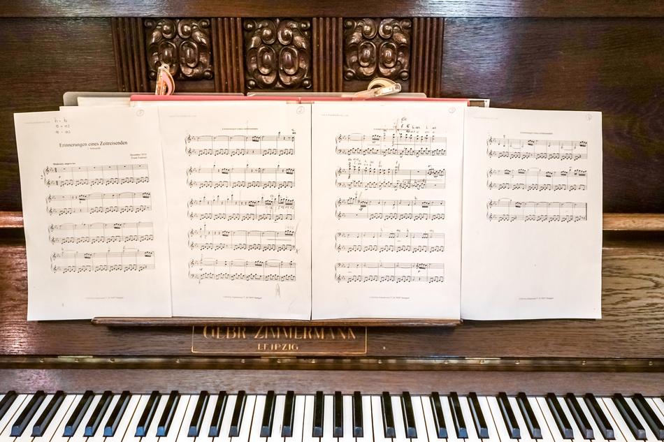 Piano Keyboard and text