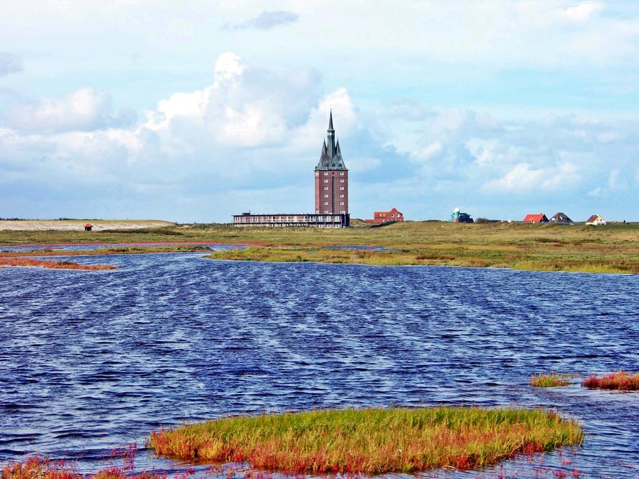 tide of the river at the building
