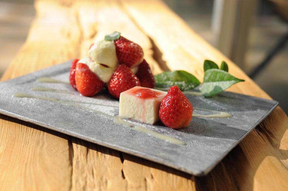 strawberry dessert with sliced fruit