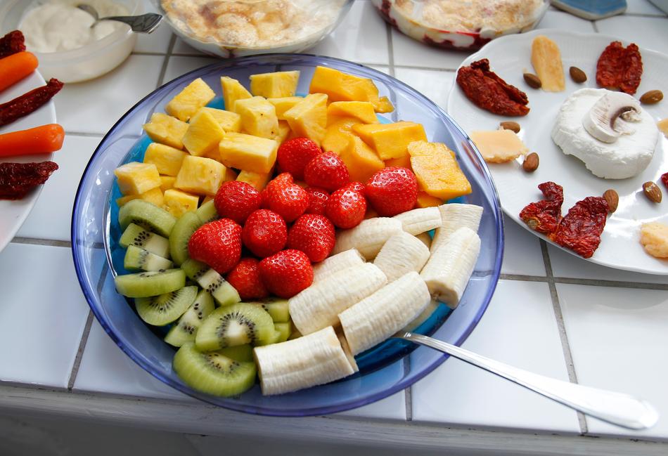 Sweet fruit in a plate of slices