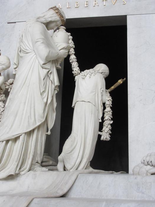 statue on the tomb in Vienna