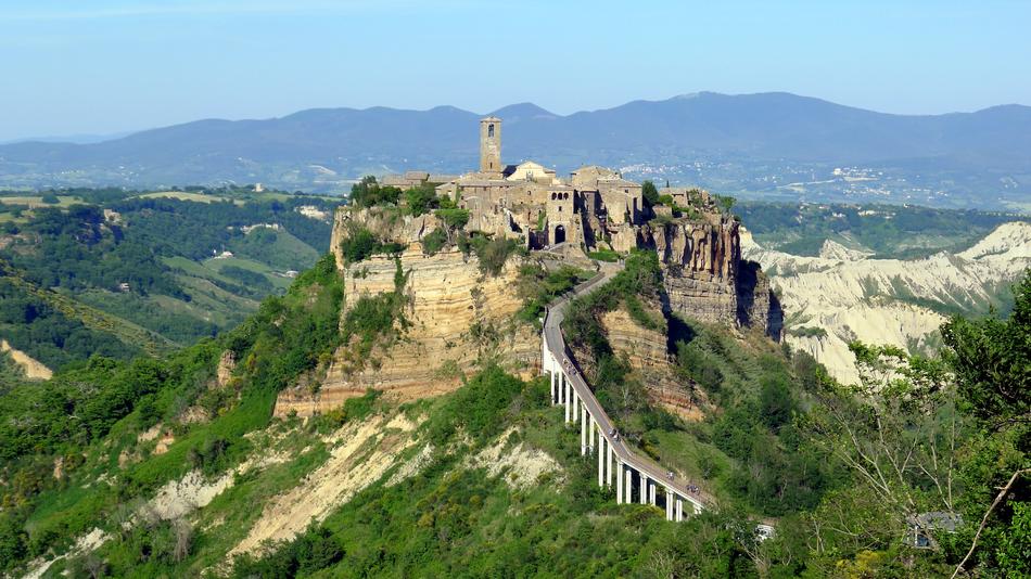 great wall on the mountain