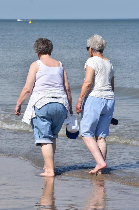 Hiking women of the sea