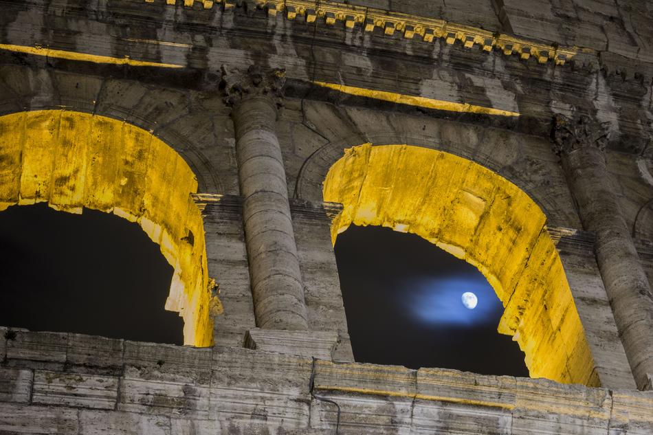 Colosseum Night Luna Roman