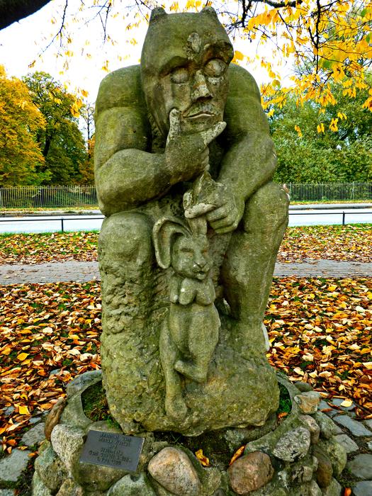 DevilS Bridge Statue Stone
