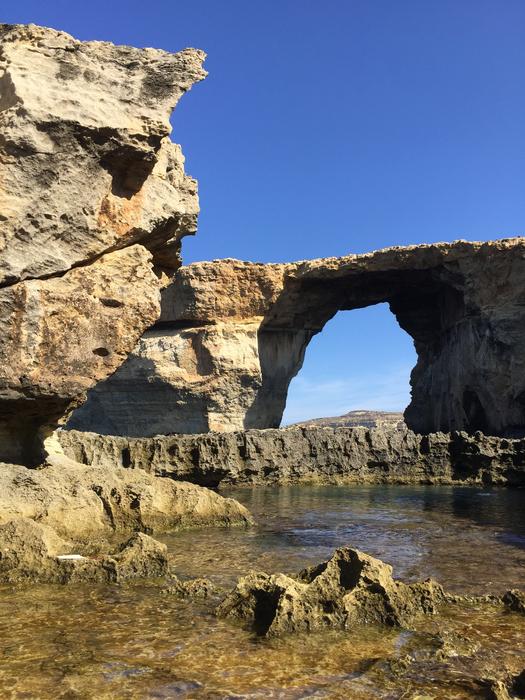 Rocks in the form of an arch by the sea