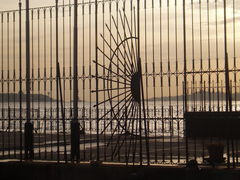 access through the fence to the sea