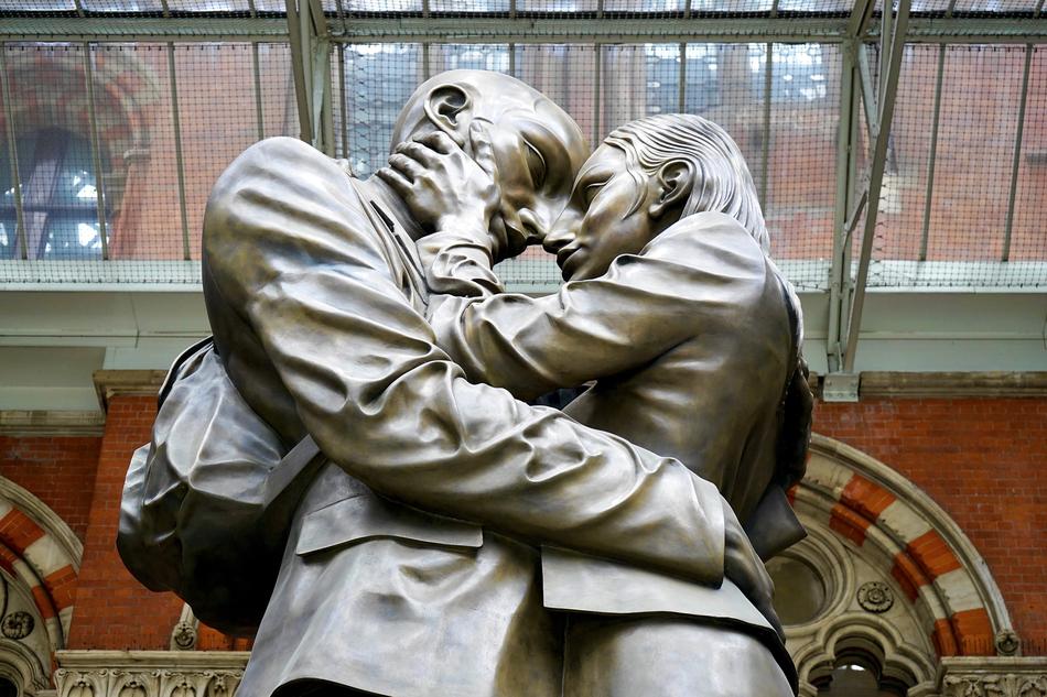 Cute pro kiss sculpture