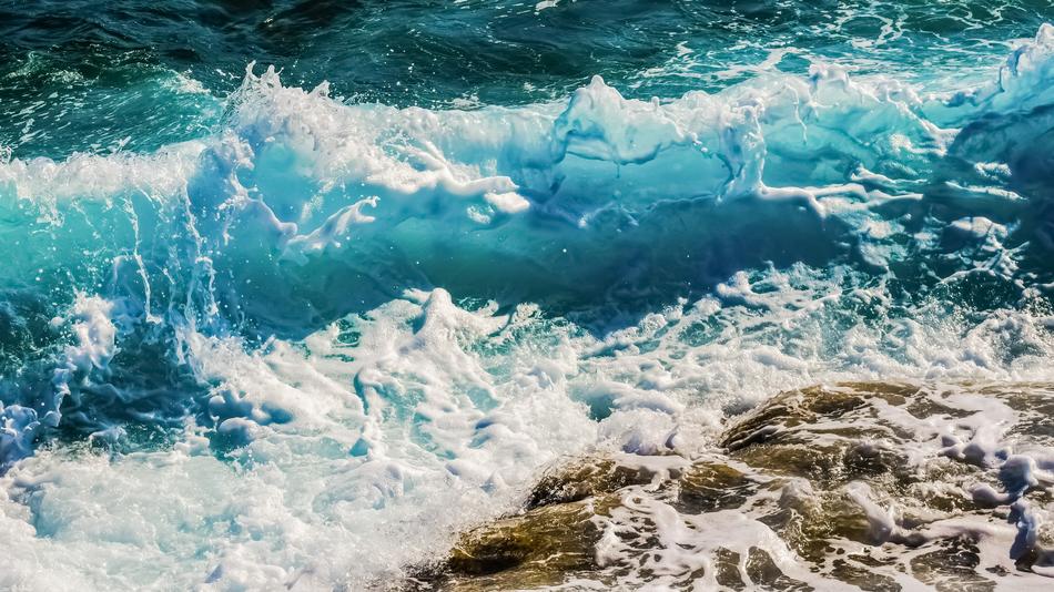 sea waves splashing against the rocks