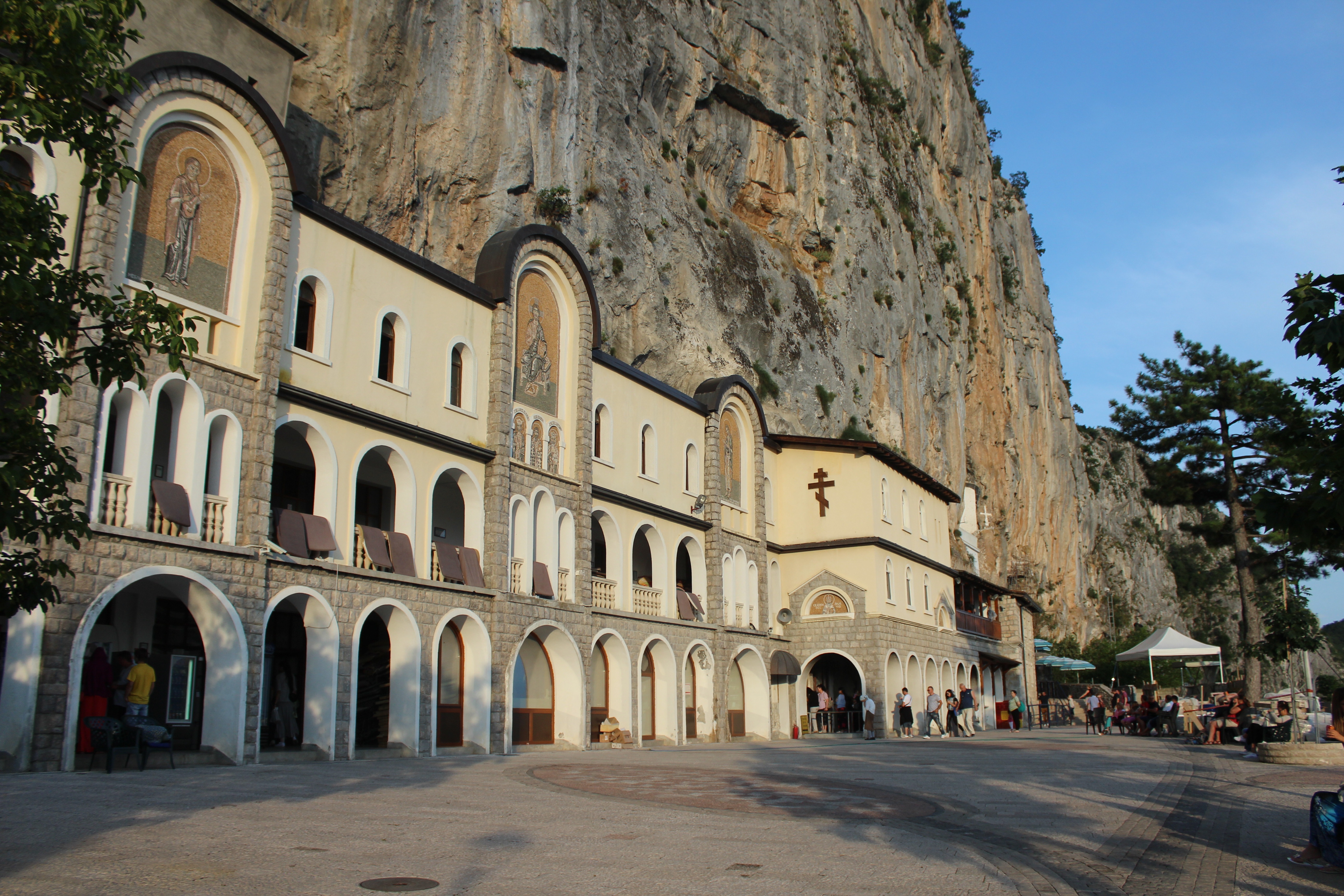 Экскурсия 2. Ostrog Monastery Черногория. Черногорский монастырь Острог. Острожский монастырь Черногория. Черногория храм в скале Острог.