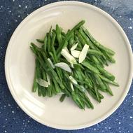 fresh beans with garlic