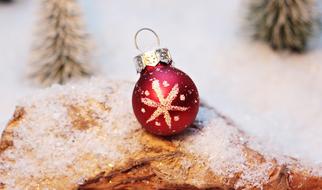 Christmas Bauble red snow