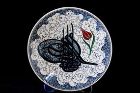 fresco circle plate black background