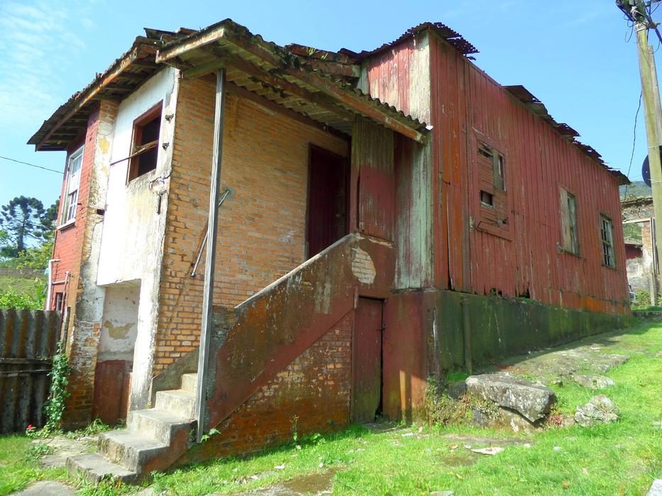 an old stone building on the grass