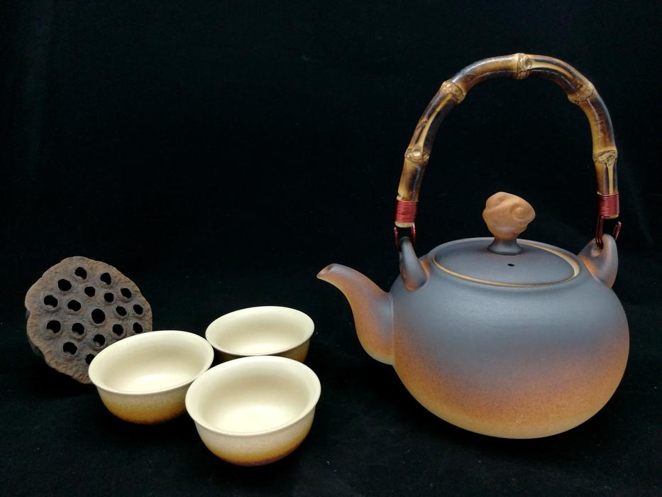 teapot with white mugs