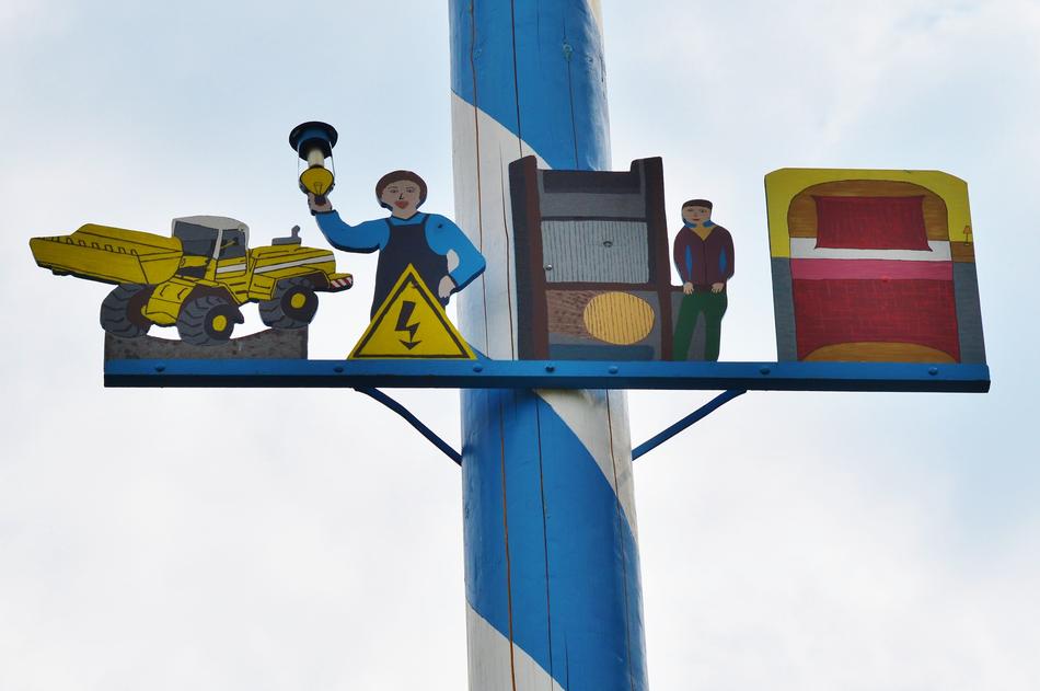 funny figures on a pole
