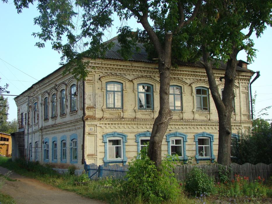 Okhansk House street and tree