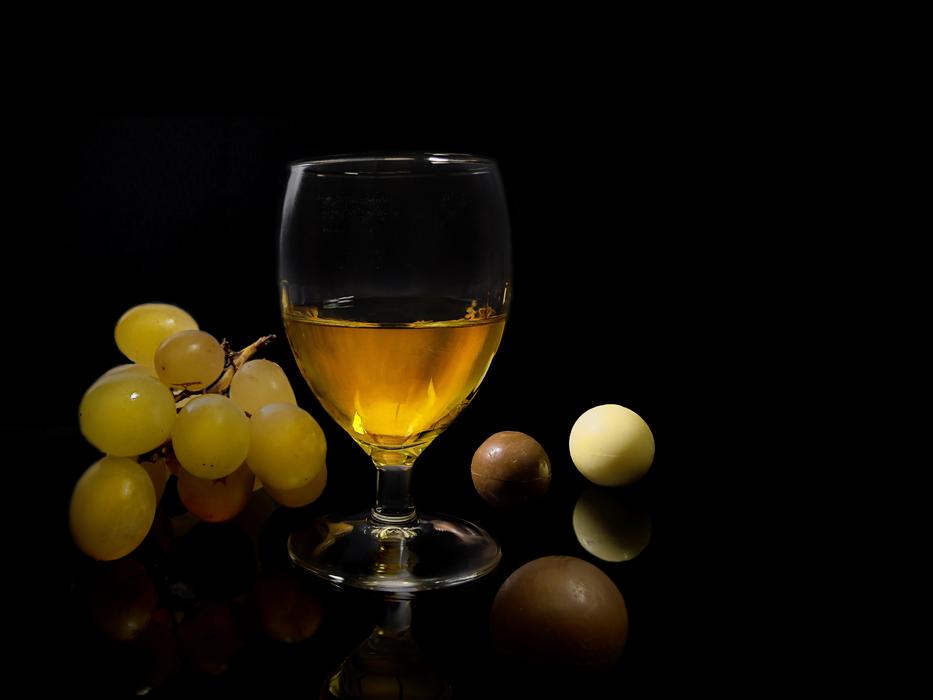 a fine wine with berries