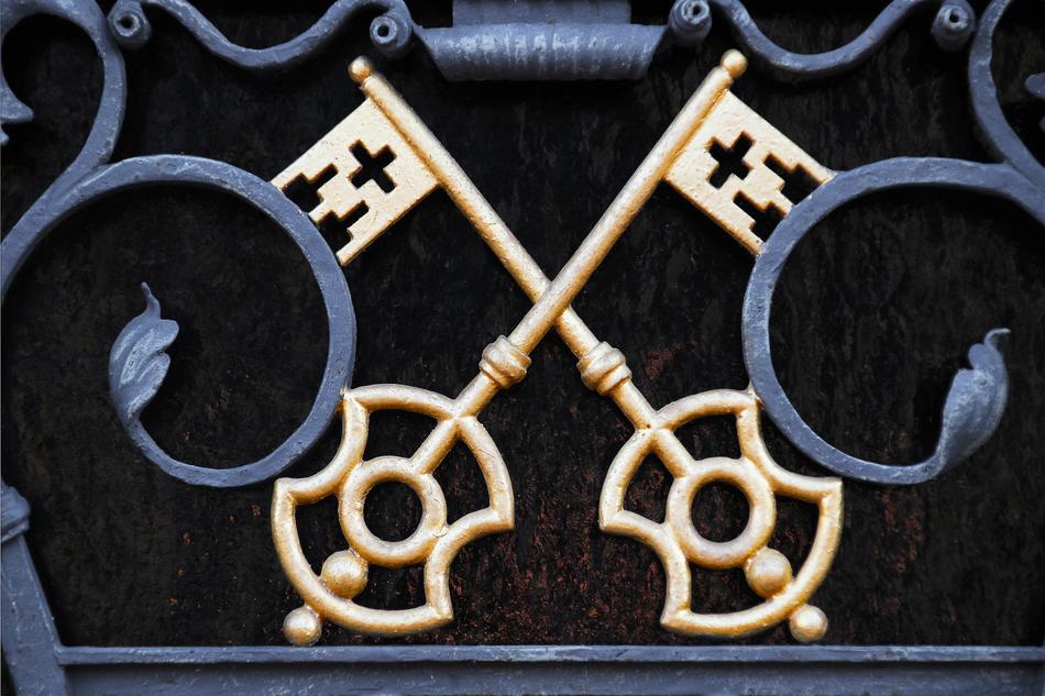 Metal Gate Key Gold