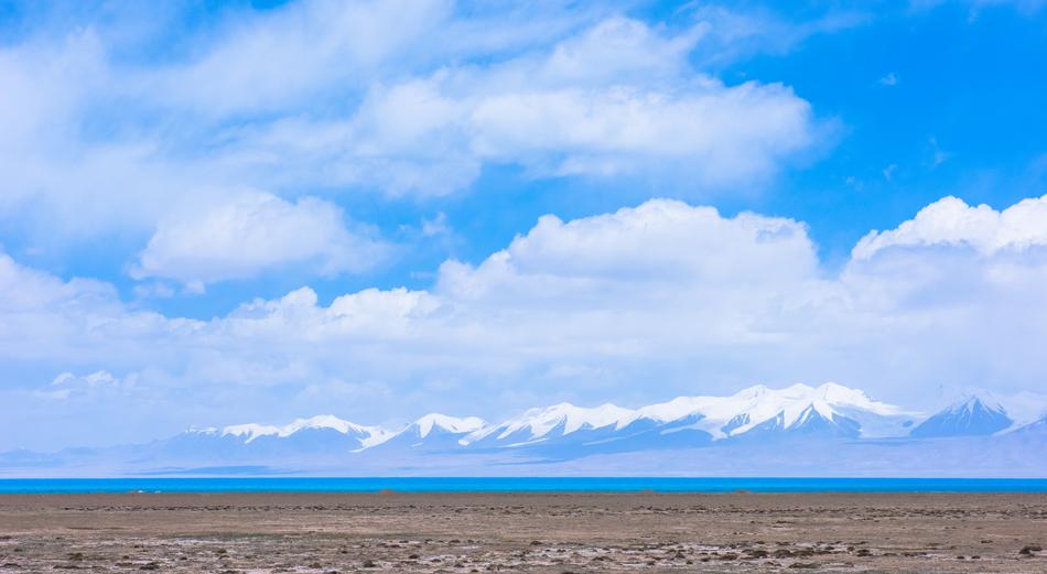 a one-legged landscape of sands and sea