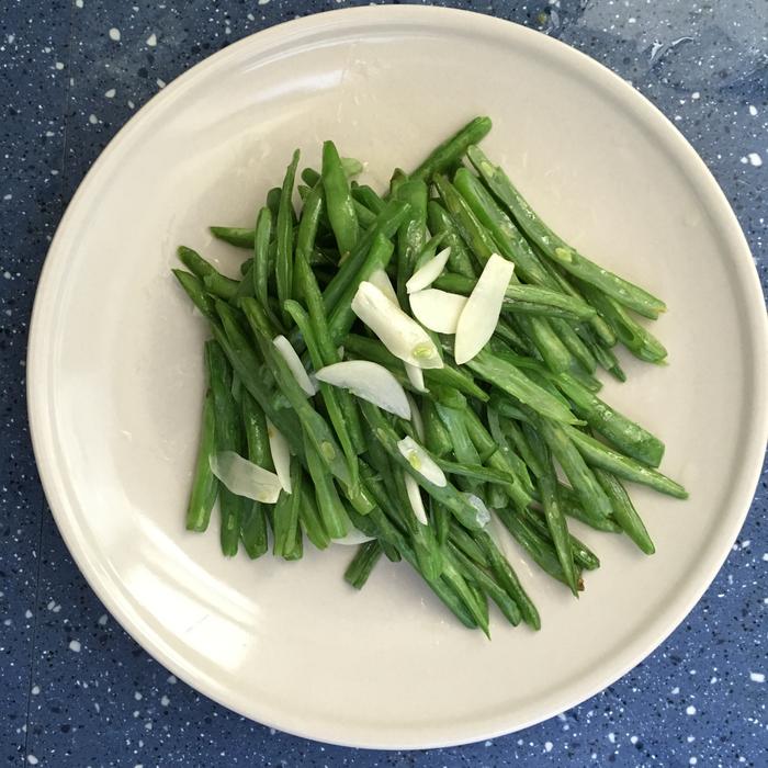 fresh beans with garlic