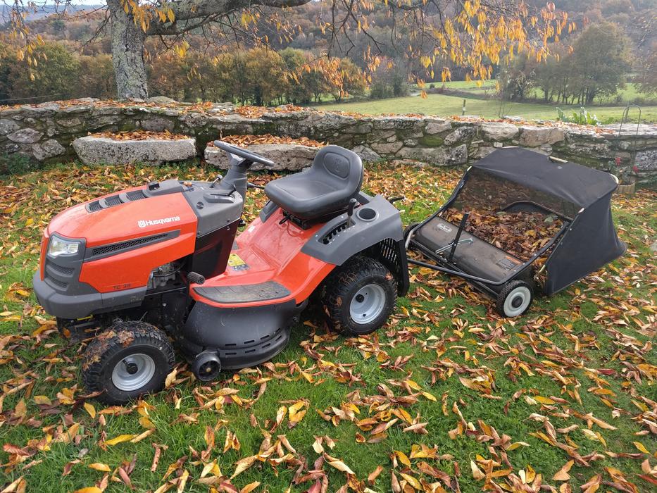 Tractor Lawn Mower Picks Up