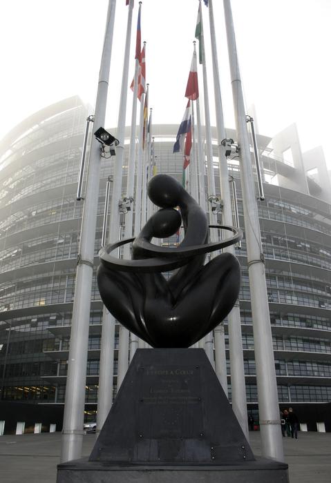 Europe Coeur Strasbourg statue