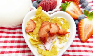 Cornflakes with milk and strawberries
