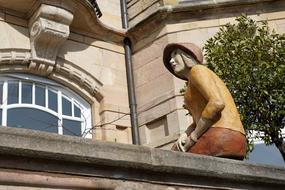 Sculpture of a girl in a hat