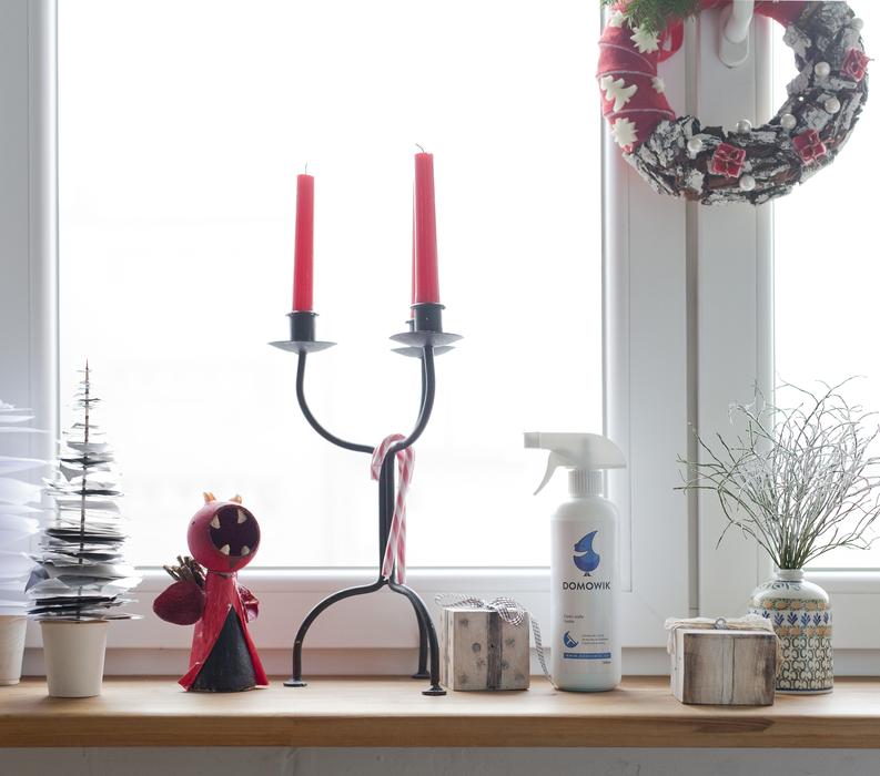 red holiday candles