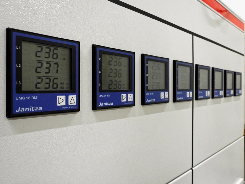 display with digital information on the switchgear