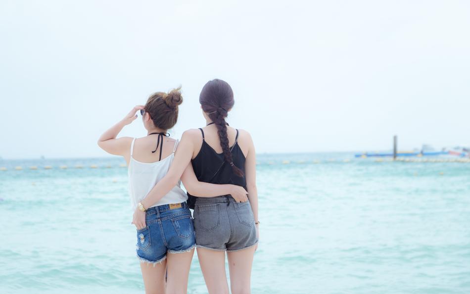 two friends by the sea