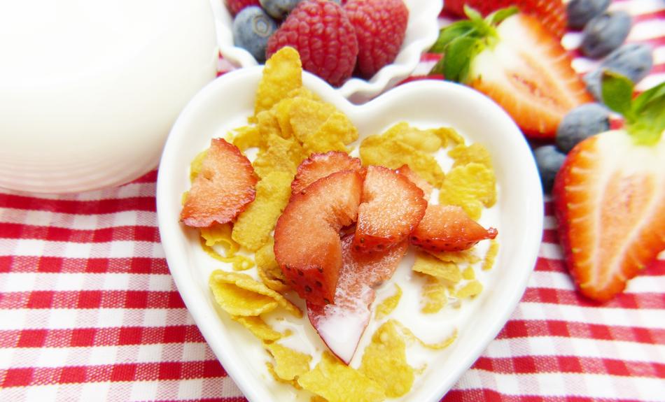 Cornflakes with milk and strawberries