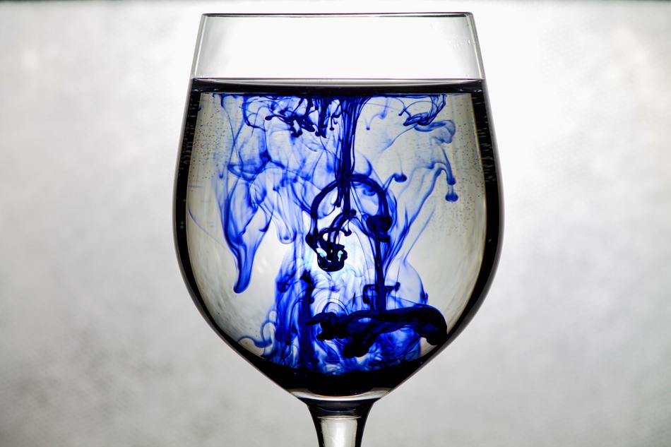 blue patterns in the water in the glass