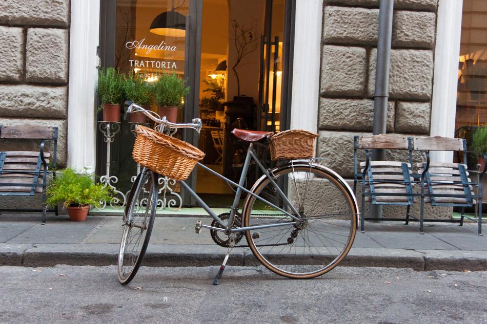 bike near the cafe