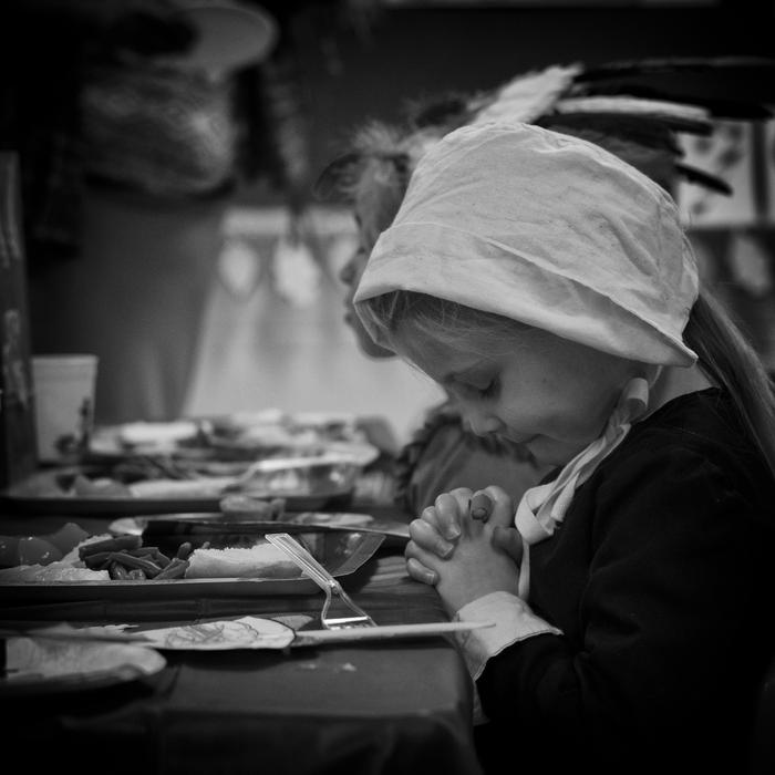 praying girl at the table